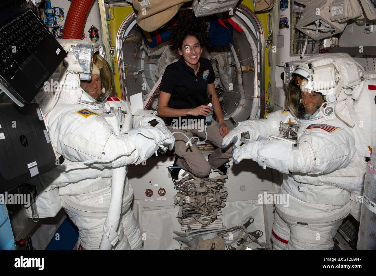 . Iss070e002430 (4. Oktober 2023) --- NASA-Astronaut Jasmin Moghbeli (Mitte) unterstützt die Astronauten Andreas Mogensen (links) von der ESA (Europäische Weltraumorganisation) und Loral O'Hara (rechts) von der NASA, während sie ihre Raumanzüge anprobieren und die Komponenten der Anzüge an Bord der Luftschleuse Quest der Internationalen Raumstation testen, um einen bevorstehenden Raumgang vorzubereiten. Stockfoto
