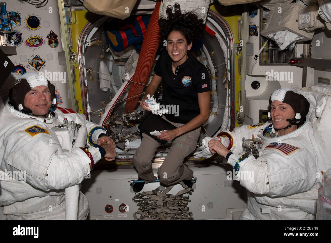 . Iss070e002420 (4. Oktober 2023) --- NASA-Astronaut Jasmin Moghbeli (Mitte) unterstützt die Astronauten Andreas Mogensen (links) von der ESA (Europäische Weltraumorganisation) und Loral O'Hara (rechts) von der NASA, während sie ihre Raumanzüge anprobieren und die Komponenten der Anzüge an Bord der Luftschleuse Quest der Internationalen Raumstation testen, um einen bevorstehenden Raumgang vorzubereiten. Stockfoto