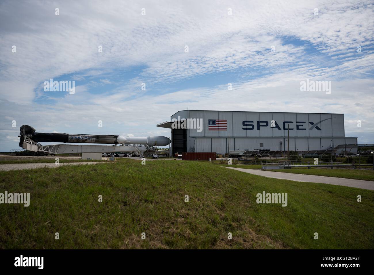 Psyche Rollout. Eine SpaceX Falcon Heavy-Rakete mit der Psyche-Raumsonde an Bord wird aus der horizontalen Integrationseinrichtung am Launch Complex 39A ausgerollt, während die Vorbereitungen für die Psyche-Mission am Dienstag, den 10. Oktober 2023, im Kennedy Space Center der NASA in Florida fortgesetzt werden. Die NASA-Raumsonde Psyche wird zu einem metallreichen Asteroiden gleichen Namens reisen, der die Sonne zwischen Mars und Jupiter umkreist, um seine Zusammensetzung zu untersuchen. Die Raumsonde trägt auch die Deep Space Optical Communications Technologie-Demonstration der Agentur, die die Laserkommunikation jenseits des Mondes testen wird. Stockfoto