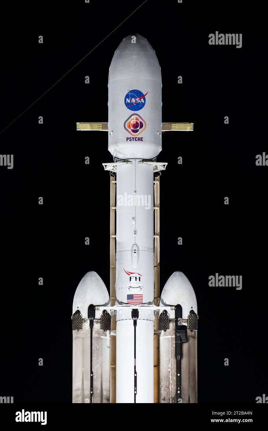 Psyche: SpaceX Falcon 9 Heavy Vertical bei LC 39A. Die NASA-Raumsonde Psyche steht am Dienstag, den 10. Oktober 2023, auf einer SpaceX Falcon Heavy Rakete im historischen Starterkomplex 39A des Kennedy Space Centers in Florida. Die Mission zum Asteroiden Psyche wird am Donnerstag, den 12. Oktober, um 10:16 Uhr EDT angegriffen. Die Raumsonde veranstaltet auch eine Technologiedemonstration, die Deep Space Optical Communications (DSOC) der NASA, die der erste Test der Laserkommunikation jenseits des Mondes sein wird. Das Launch Services Program der NASA mit Sitz in Kennedy ist für die Einsicht und Genehmigung des Launch ve verantwortlich Stockfoto