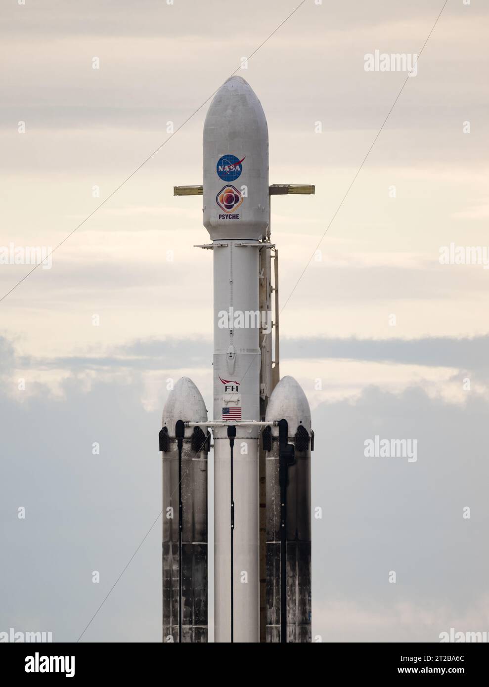 Psyche auf der Startfläche. Eine SpaceX Falcon Heavy Rakete mit dem Raumschiff Psyche an Bord wird am Launch Complex 39A gesehen, während die Vorbereitungen für die Psyche-Mission am Mittwoch, den 11. Oktober 2023, im Kennedy Space Center der NASA in Florida fortgesetzt werden. Die NASA-Raumsonde Psyche wird zu einem metallreichen Asteroiden gleichen Namens reisen, der die Sonne zwischen Mars und Jupiter umkreist, um seine Zusammensetzung zu untersuchen. Die Raumsonde trägt auch die Deep Space Optical Communications Technologie-Demonstration der Agentur, die die Laserkommunikation jenseits des Mondes testen wird. Stockfoto