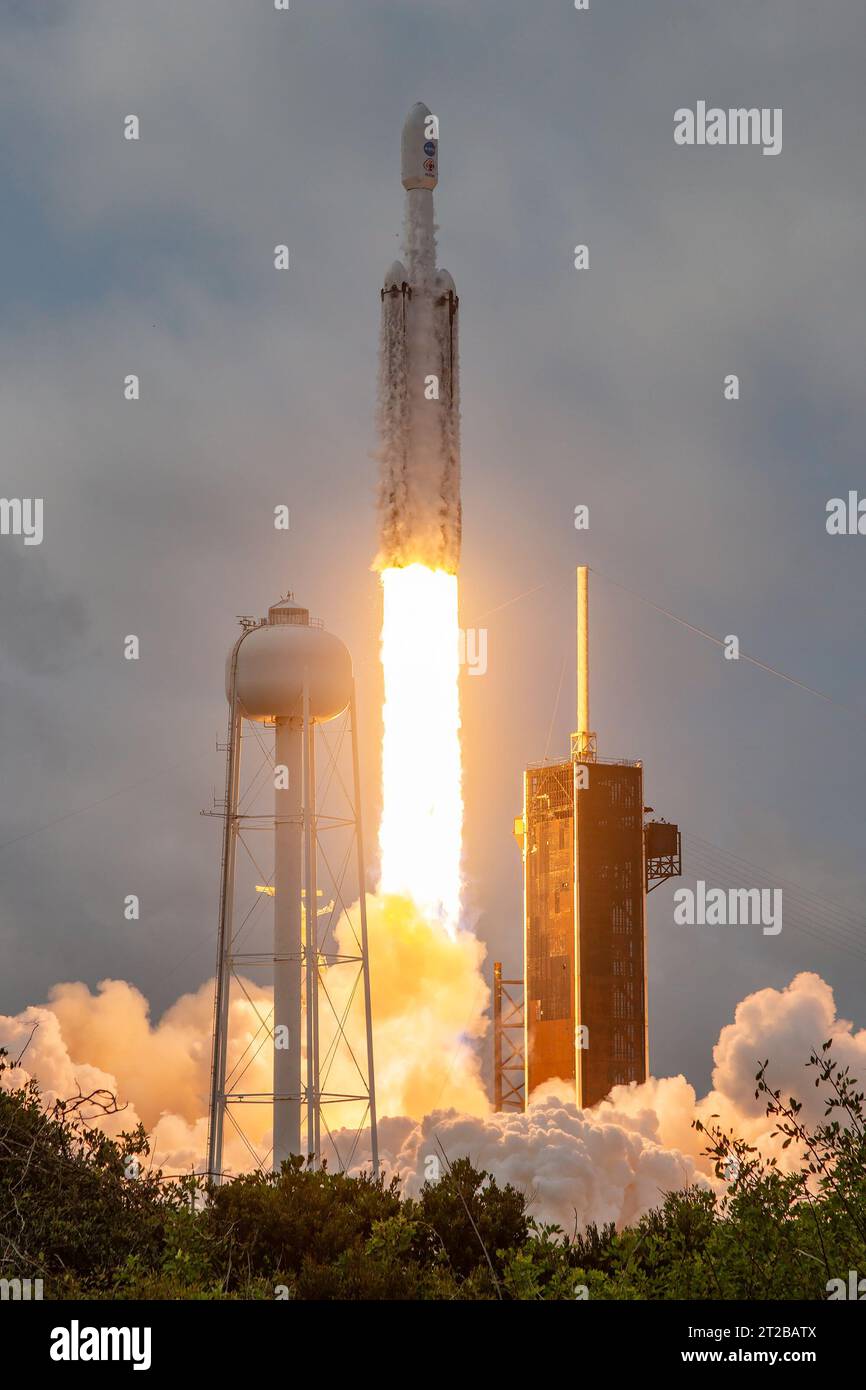 Psyche Liftoff. Am Freitag, den 13. Oktober 2023, um 10:19 Uhr EDT, hebt die NASA-Raumsonde Psyche auf einer SpaceX Falcon Heavy-Rakete vom historischen Starterkomplex 39A des Kennedy Space Centers in Florida ab. Die Psyche-Mission wird einen metallreichen Asteroiden gleichen Namens untersuchen, der sich im Hauptgürtel zwischen Mars und Jupiter befindet. Das ist die erste Mission der NASA, einen Asteroiden zu untersuchen, der mehr Metall als Felsen oder Eis hat. Riding with Psyche ist eine bahnbrechende Technologiedemonstration – das DSOC-Experiment (Deep Space Optical Communications) der NASA –, das der erste Test für Laserkommunikation darüber hinaus sein wird Stockfoto