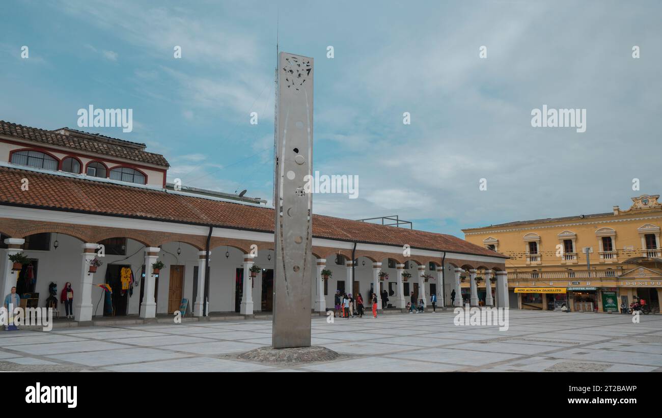 Otavalo, Imbabura/Ecuador - 14. Oktober 2023: Menschen gehen an einem bewölkten Tag auf der Plaza Civica im Zentrum der Stadt Otavalo Stockfoto