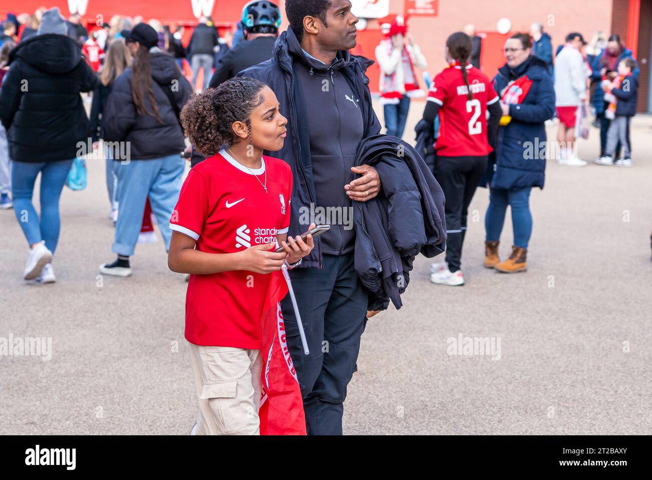 Liverpool FC gegen Everton FC - Barclays Women's Super League LIVERPOOL, ENGLAND - 15. OKTOBER 2023. - Fanfotos am Boden vor dem Spiel. Stockfoto