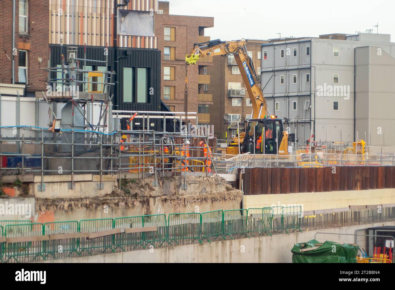 Euston, London, Großbritannien. Oktober 2023. Die Überreste ehemaliger Unternehmen und Häuser, die von HS2 in Euston in London abgerissen wurden. Es wurde berichtet, dass die HS2 Phase 1 nur bis Old Oak Common und nicht wie geplant bis Euston fahren wird, es sei denn, private Investoren können ausreichende Mittel dafür beschaffen. Premierminister Rishi Sunak kündigte kürzlich die Streichung der HS2 High Speed Rail Northern Leg Phase 2 von Birmingham nach Manchester an. Stattdessen werden die Gelder für dringend benötigte Eisenbahninfrastruktur im Norden und für Straßenverbesserungen in ganz England verwendet. Kredit: Maureen McLean/Alam Stockfoto