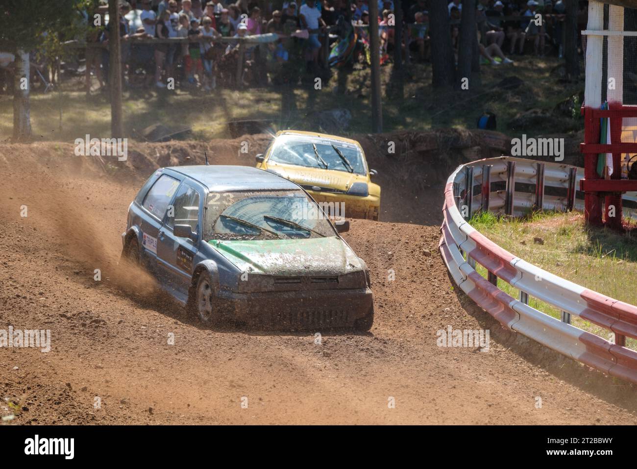 PILSKALNI, LETTLAND - 16. JULI 2023: Rallyefahrzeuge in Aktion beim Autokross-Wettbewerb „Lettische Autocross-Meisterschaft“ auf der Rennstrecke „Pilskalni“ Stockfoto