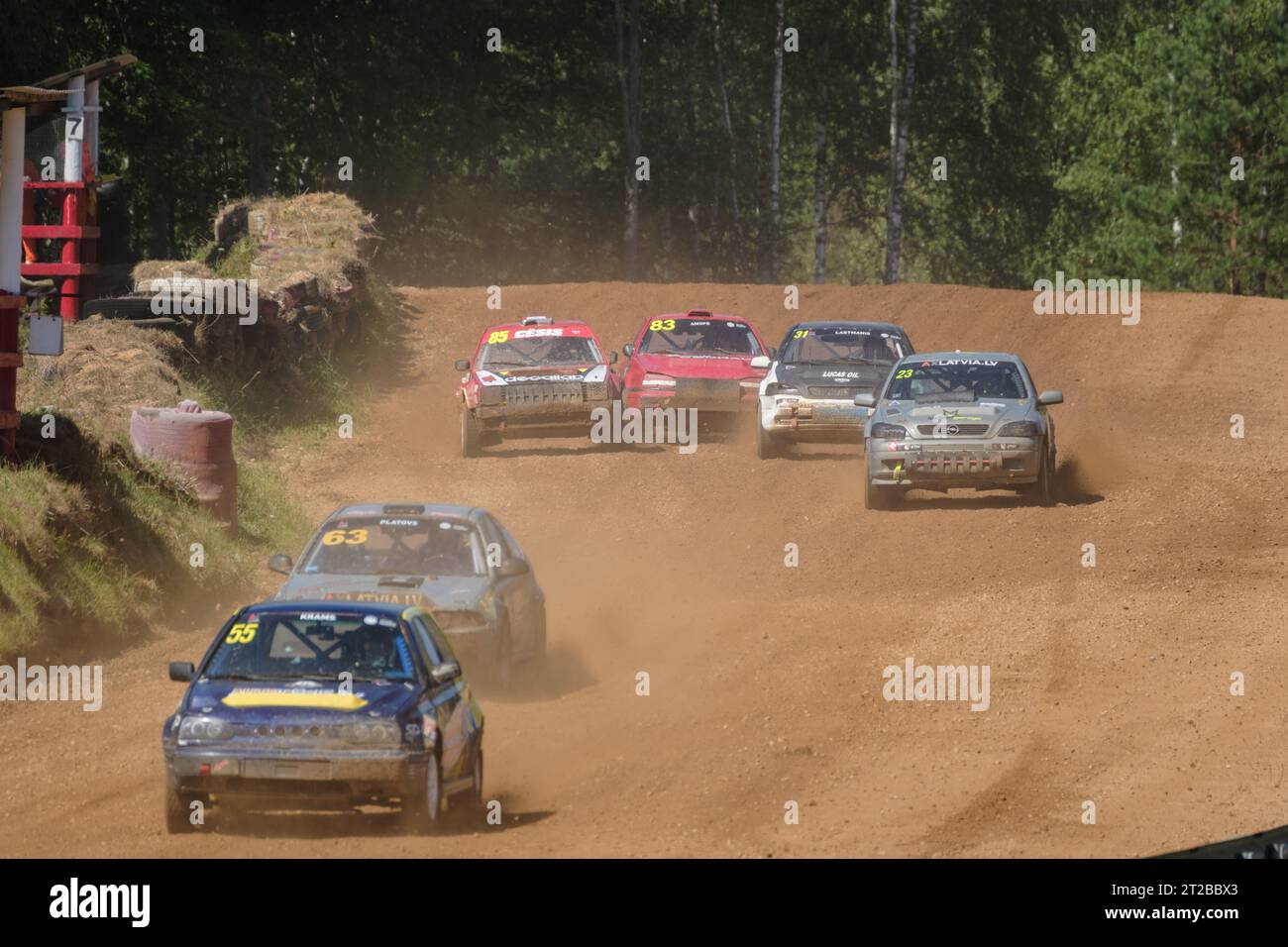 PILSKALNI, LETTLAND - 16. JULI 2023: Rallyefahrzeuge in Aktion beim Autokross-Wettbewerb „Lettische Autocross-Meisterschaft“ auf der Rennstrecke „Pilskalni“ Stockfoto