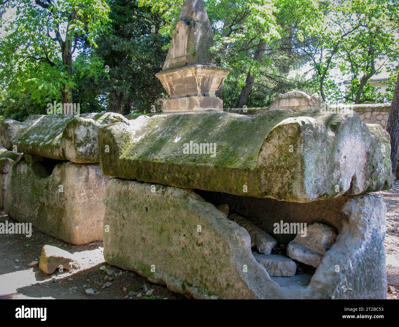 Draußen in Les Alyscamps, in Arles, Frankreich. Sarcophigi säumen die Straße, die zur Kirche des Heiligen Honoratus führt. Stockfoto