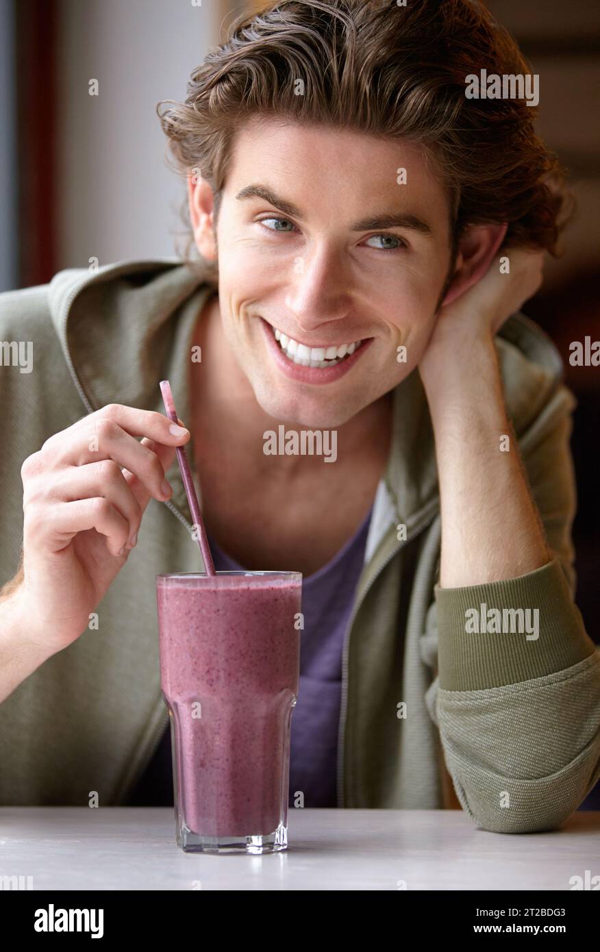 Mann, Lächeln oder Gesundheit Smoothie oder Fruchtgetränk zum Frühstück ...