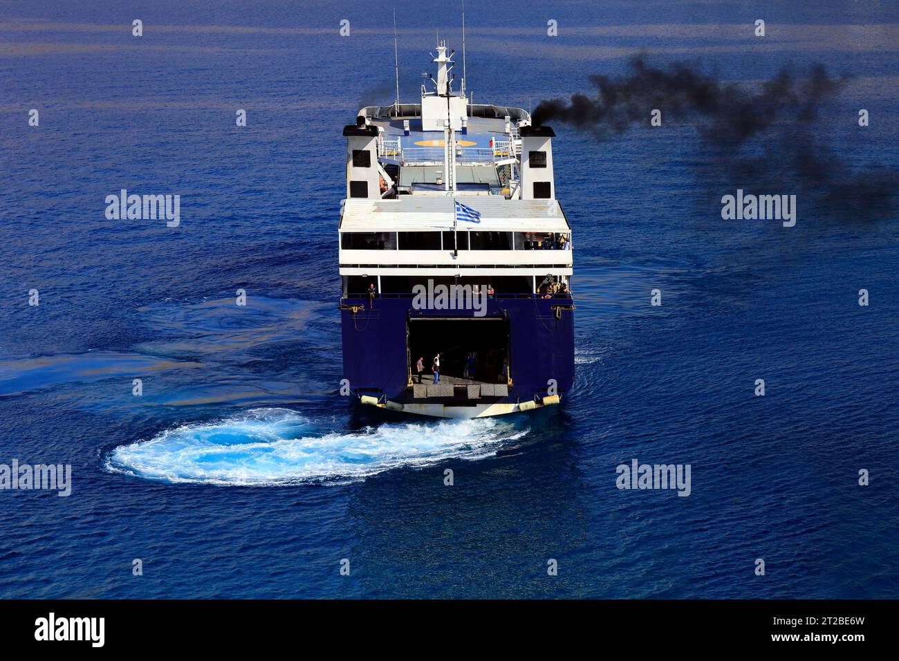 Die Fähre Stavros führt eine enge Kurve und durchquert das Meer, um in den Hafen von Livadia zurückzufahren. Mai/Juni 2023 Stockfoto