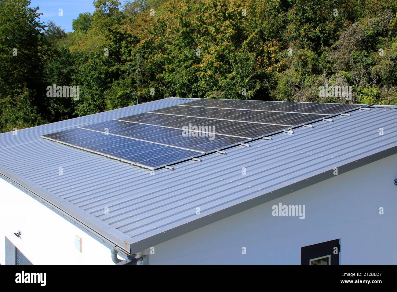 Nahaufnahme einer Photovoltaikanlage auf einem Hausdach Stockfoto