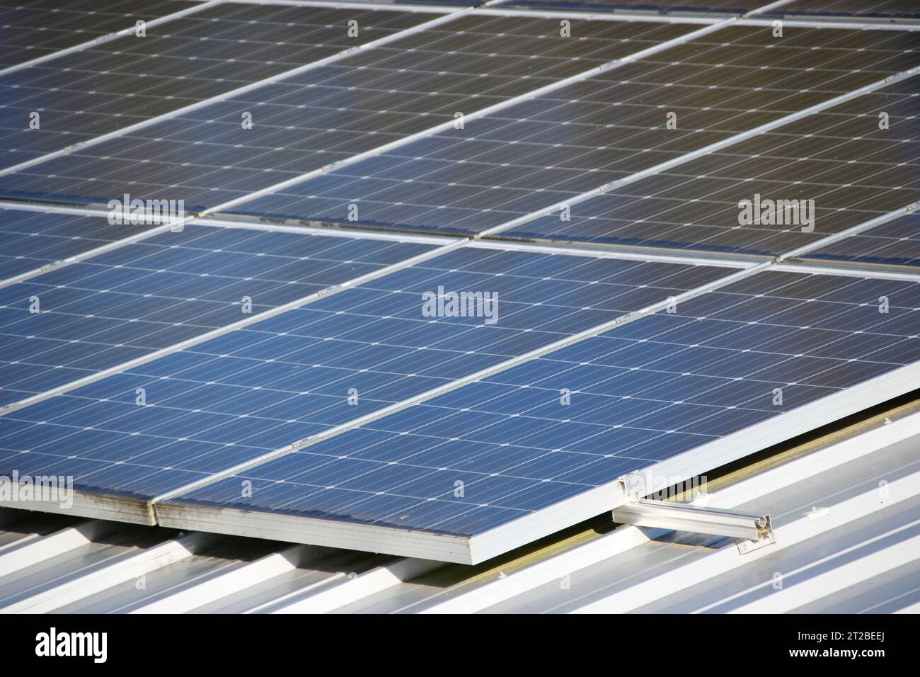 Nahaufnahme einer Photovoltaikanlage auf einem Hausdach Stockfoto