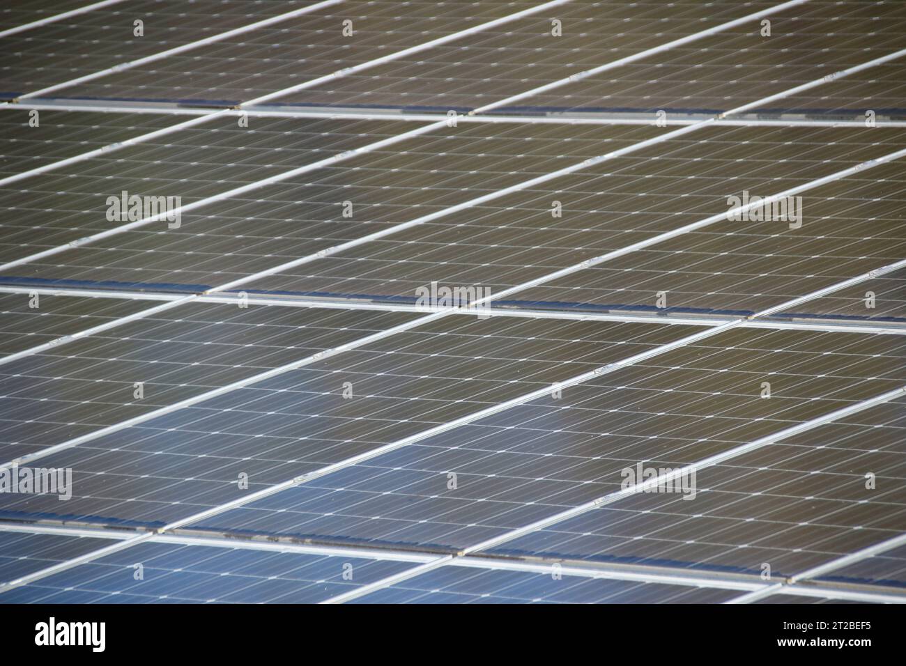 Nahaufnahme einer Photovoltaikanlage auf einem Hausdach Stockfoto