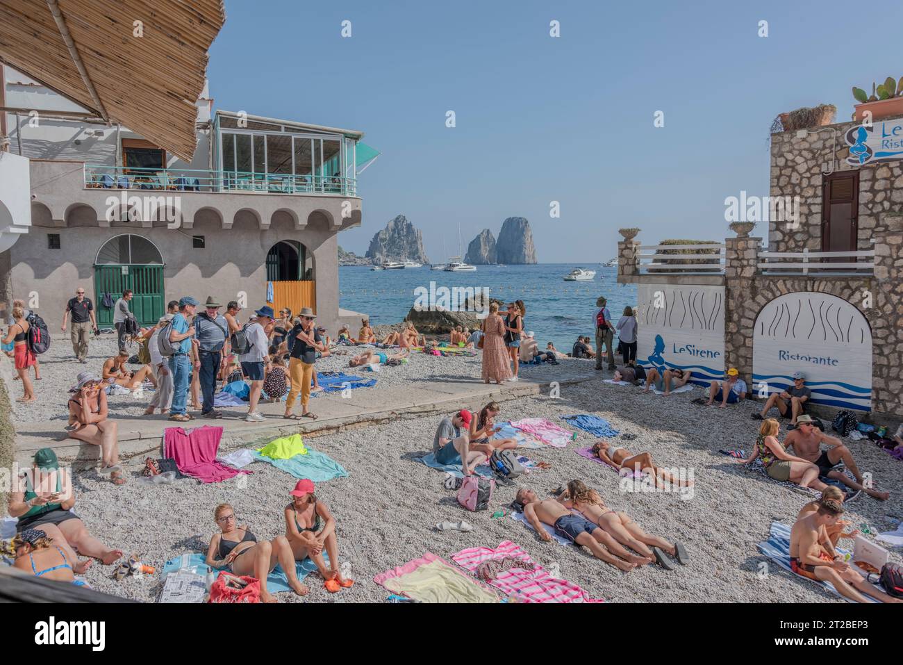 Strand, Café, Hotels und Bars von Marina Piccola, Via Marina Piccola, 80076 Capri NA, Italien 11. Oktober 2023 Stockfoto