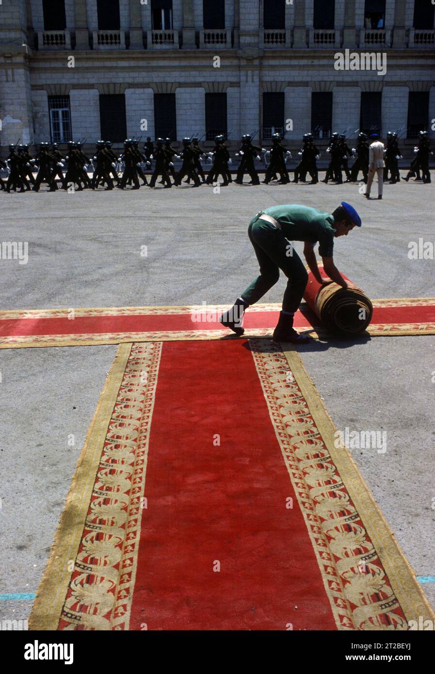 Shah of Iran, seine Staatsbeerdigung. Den roten Teppich für die Militärparade ausrollen. Kairo, Ägypten 2. August 1980 1980, HOMER SYKES Stockfoto