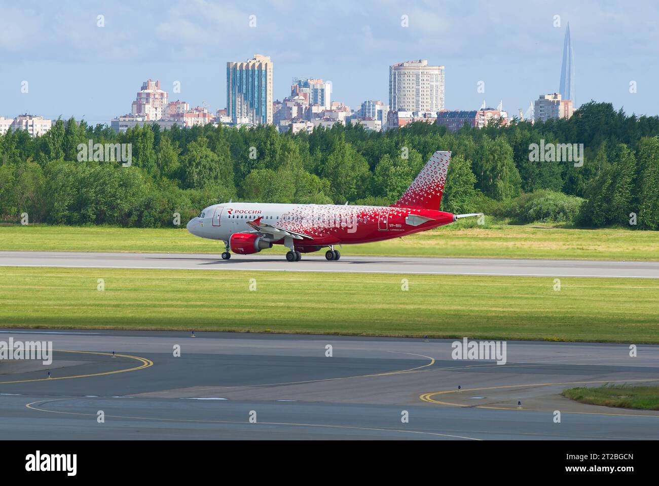 SANKT PETERSBURG, RUSSLAND - 20. JUNI 2018: Airbus A319-114 (VP-BIU) Flugzeug der Fluggesellschaft Rossiya auf der Start- und Landebahn des Flughafens Pulkovo Stockfoto