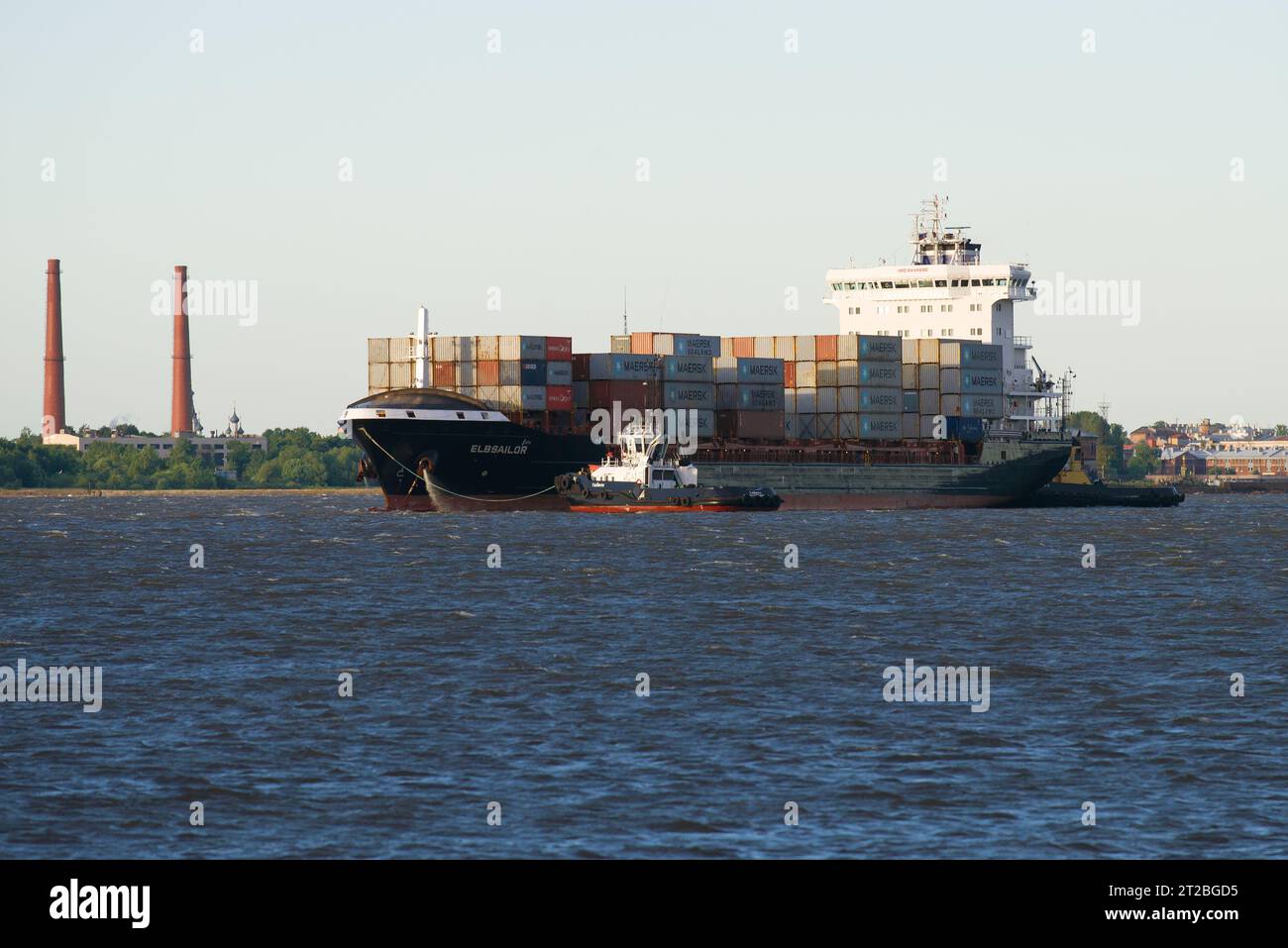 SANKT PETERSBURG, RUSSLAND - 20. JUNI 2018: Zwei Schlepper ziehen das Containerschiff Elbsailor zum Kronstädter Überfall Stockfoto