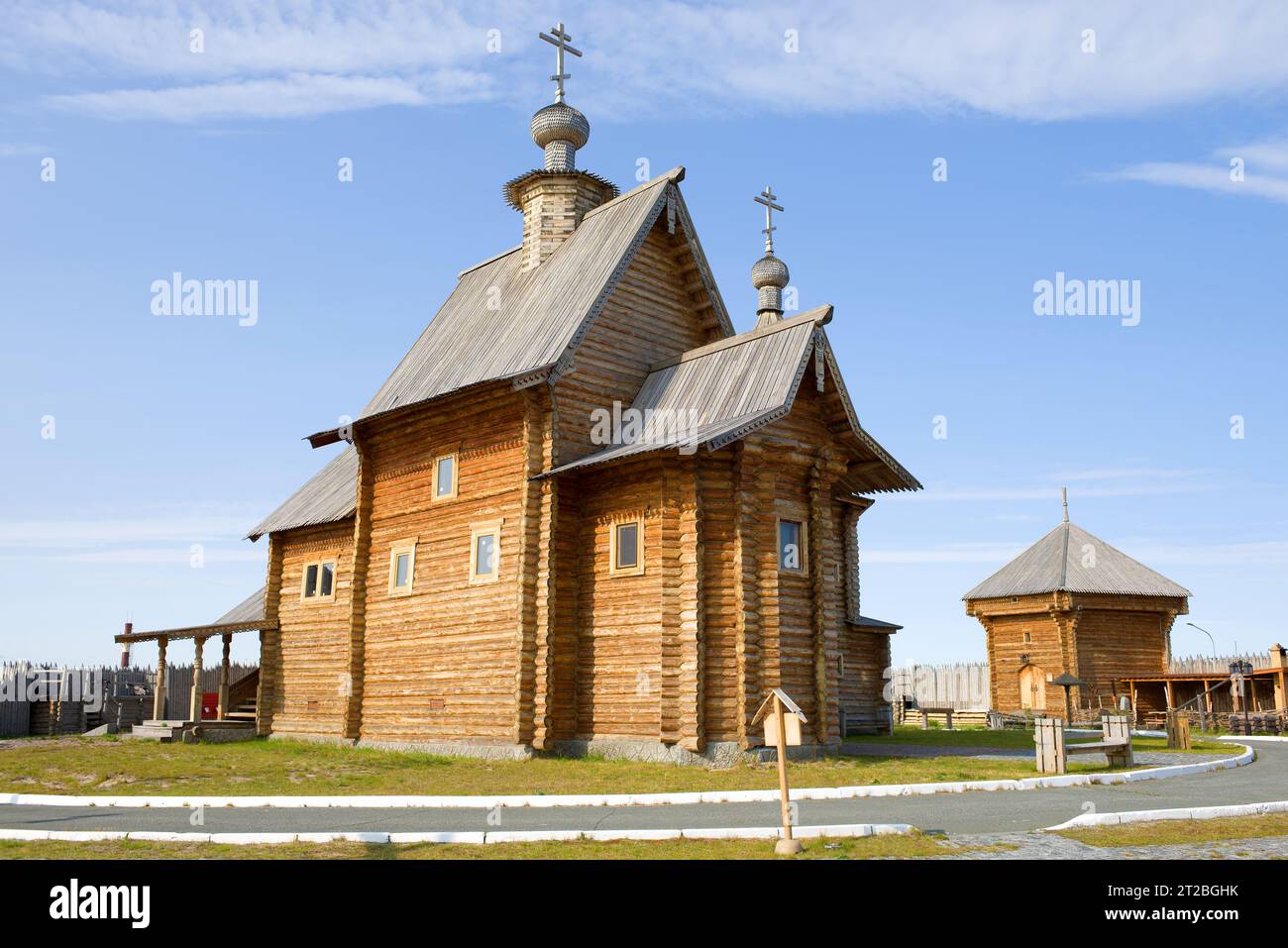 SALEKHARD, RUSSLAND - 29. AUGUST 2018: Eine Holzkirche im historischen und architektonischen Komplex 'Obdorsk Gefängnis' an einem sonnigen Sommertag Stockfoto