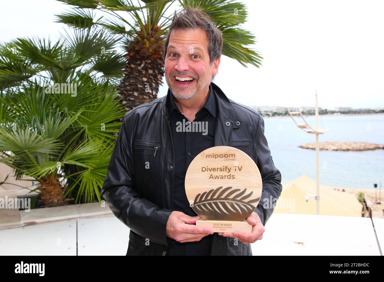 Cannes, Frankreich - 18. Oktober 2023: DIE GEWINNER DER MIPCOM CANNES DIVERSIFY TV AWARDS BEKANNT GEGEBEN, Sylvain Parent-Bedard, Präsident COMEDIHA Quebec, Mandoga Media Germany, MIPTV, RX MIPCOM/MIPJUNIOR Cannes - The World Greatest Gathering of TV & Entertainment Executives *** Cannes, Frankreich 18. Oktober 2023 MIPCOM CANNES DIVERSIFY TV AWARDS GEWINNER BEKANNT GEGEBEN, Sylvain Parent Bedard, President COMEDIHA Quebec, Mandoga Media Germany, MIPTV, RX MIPCOM MIPJUNIOR Cannes das weltgrößte Treffen von TV Entertainment Executives Credit: Imago/Alamy Live News Stockfoto