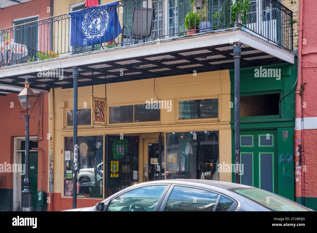 NEW ORLEANS, LA, USA - 24. SEPTEMBER 2023: Front of Dead auf Decatur, einem Grateful Dead Geschenkladen, im French Quarter Stockfoto