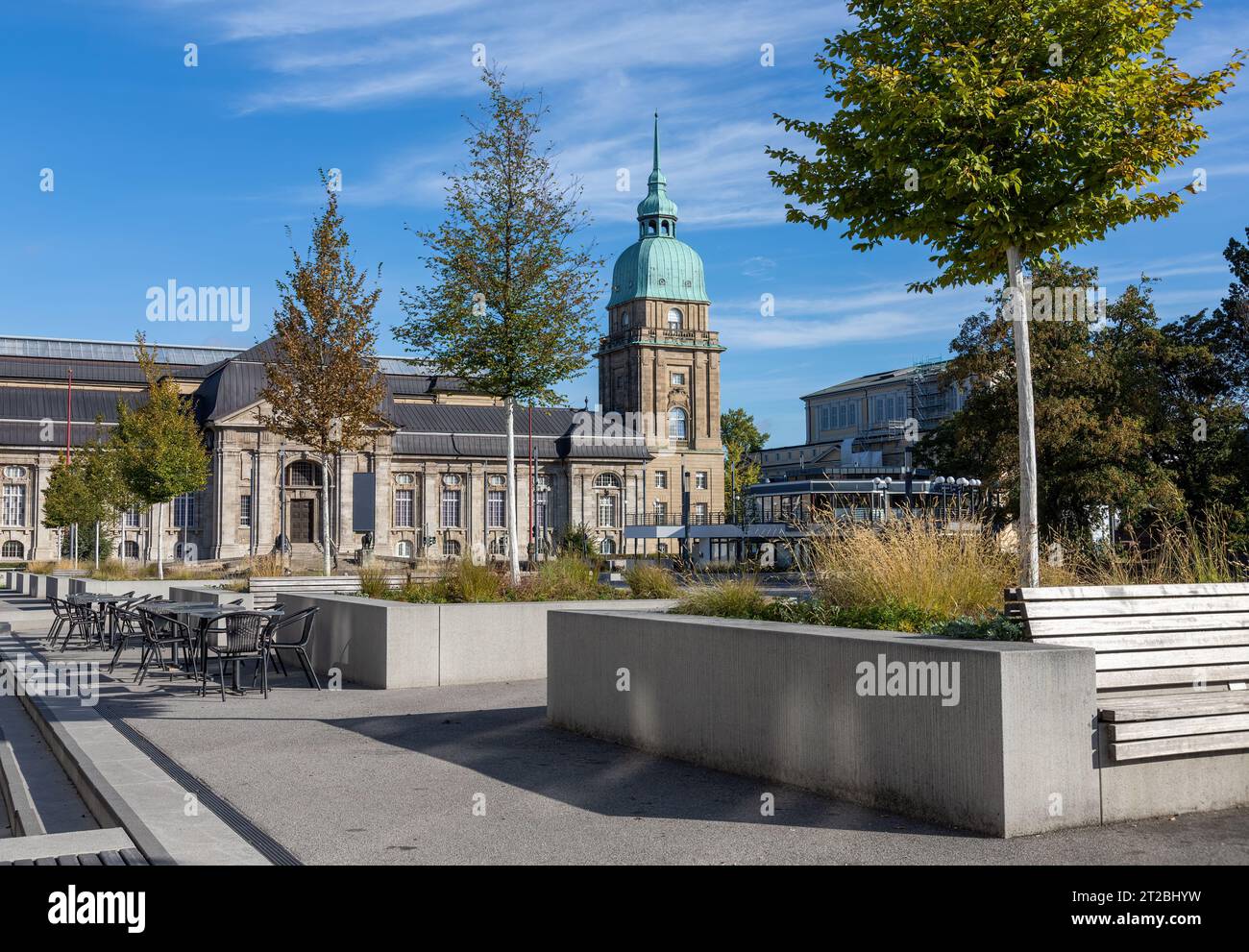 Altes Museum in Darmstadt mit neu gestalteter Friedensplatz mit altem Theater im Hintergrund Stockfoto