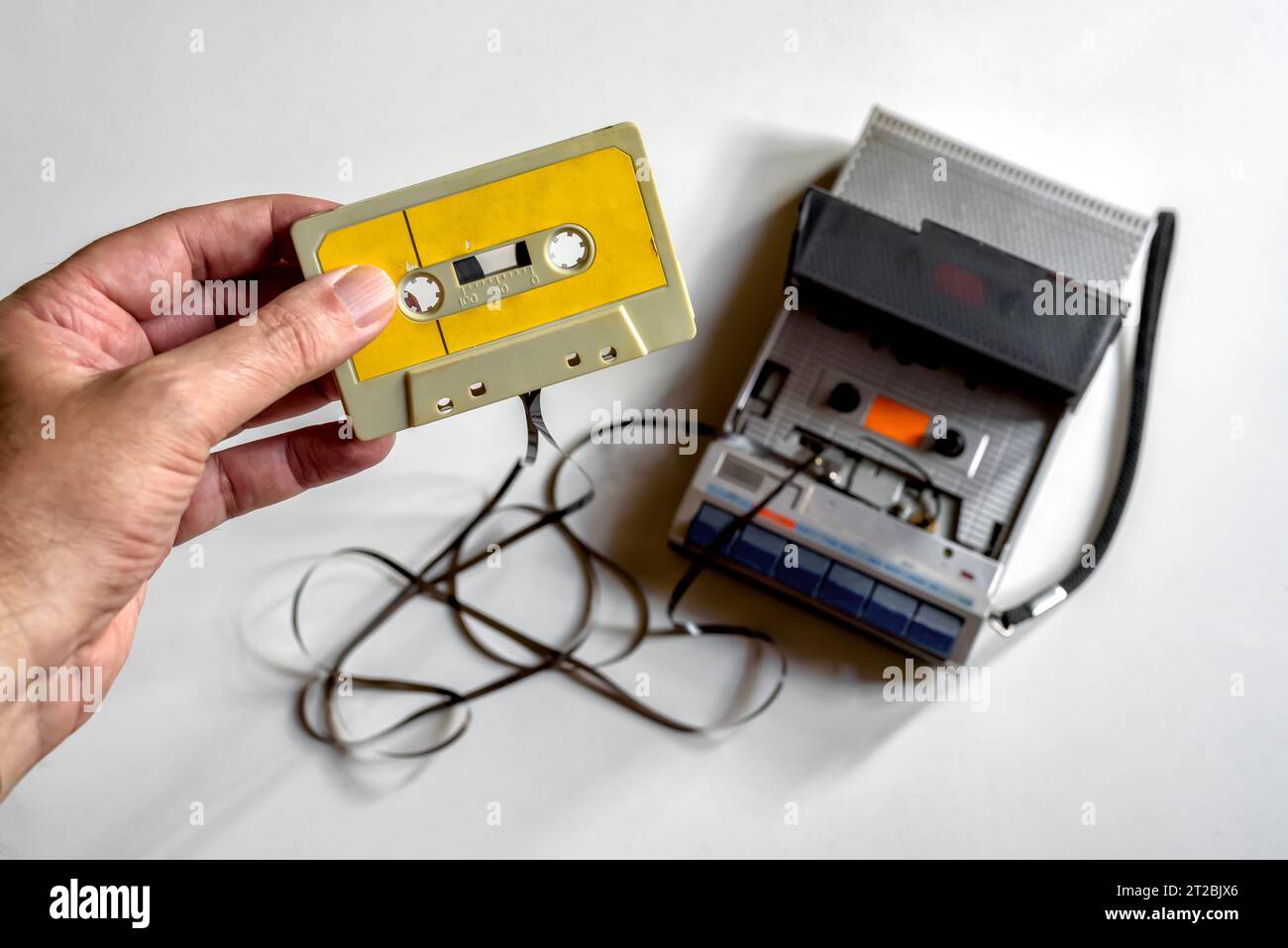 Halten Sie ein Kassettenband, das sich im Player verheddert hat Stockfoto
