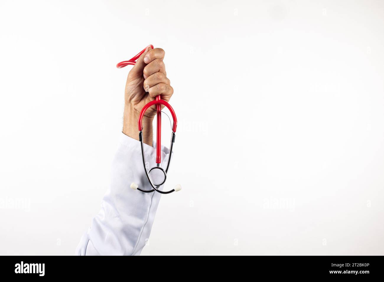 Männliche Hand mit einem Stethoskop auf weißem Hintergrund Stockfoto