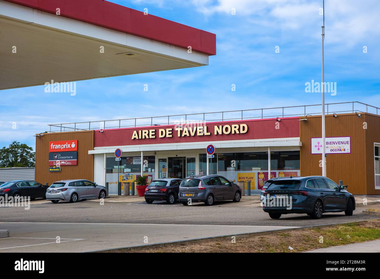 Tavel, Frankreich - 31. Juli 2023: Aire de Tavel Nord und Esso Tankstelle entlang der A9 in Frankreich Stockfoto