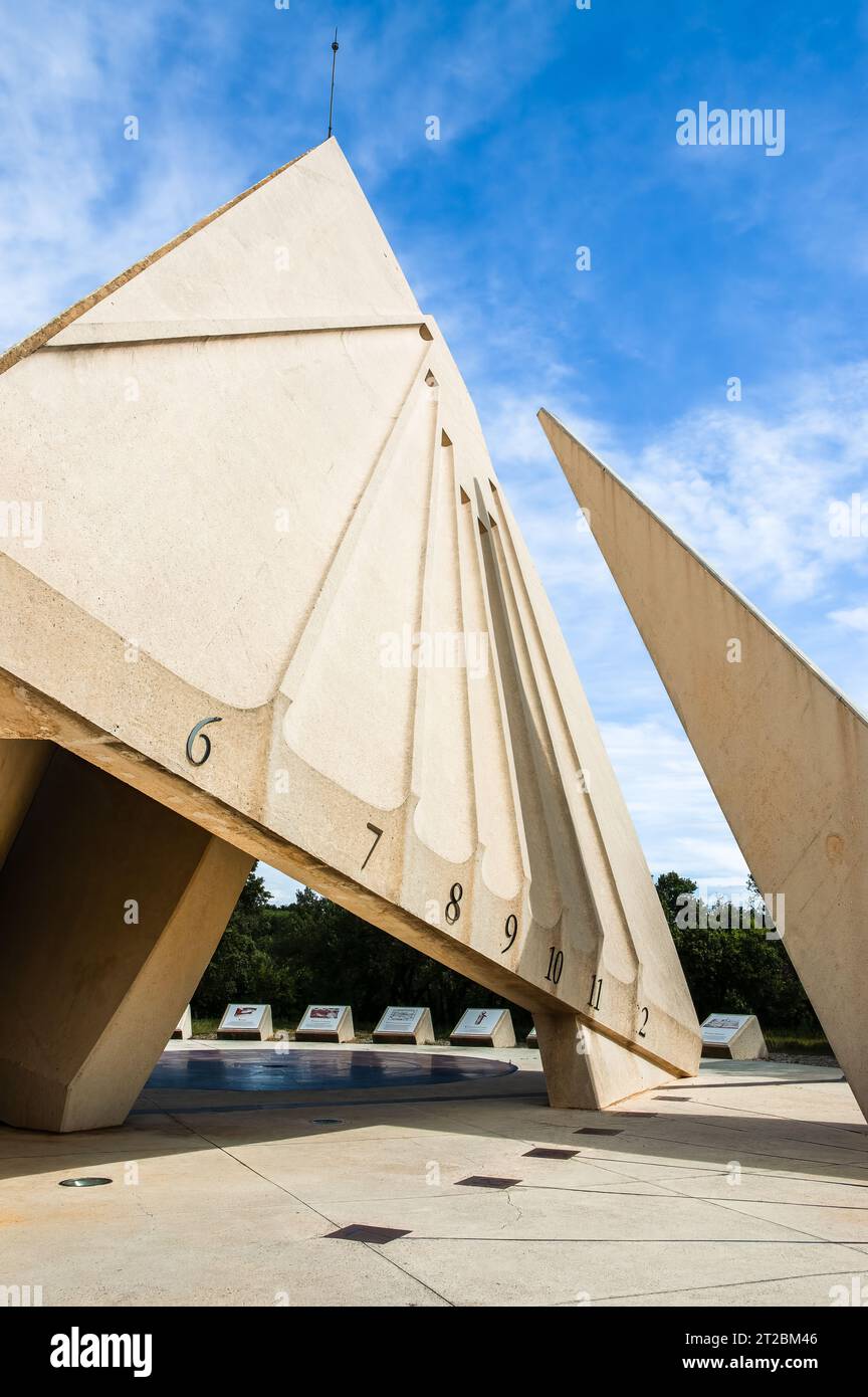 Tavel, Frankreich - 31. Juli 2023: Le nef solaire - das Sonnenschiff. Moderne riesige Sonnenuhr am Aire de Tavel-Servicegebiet entlang der Autobahn A9. Stockfoto