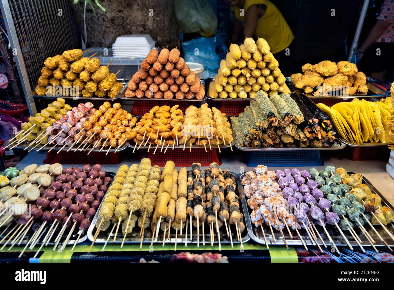 Dinge auf Stöcken auf dem Nachtmarkt, Hanoi, Vietnam Stockfoto