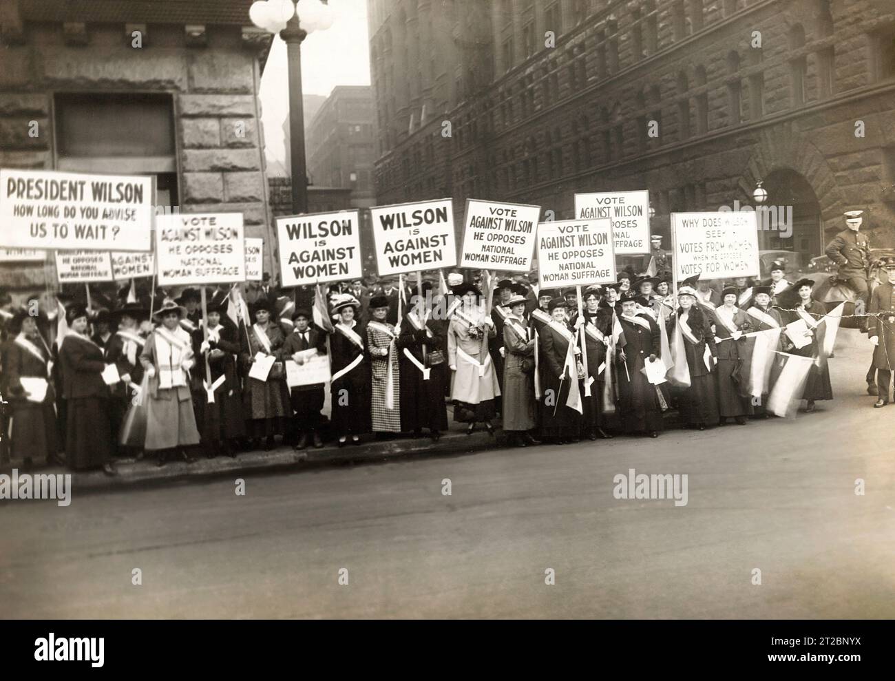 Suffragisten protestieren gegen die Ablehnung des Frauenwahlrechts durch US-Präsident Woodrow Wilson, Chicago, Illinois, USA, Burke & Atwell, Oktober 1916 Stockfoto