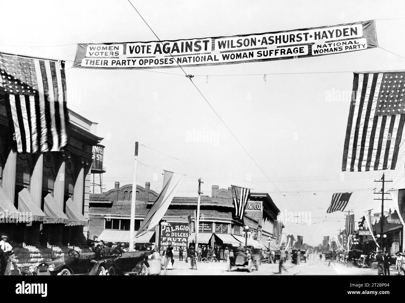 Umstrittenes Banner der National Woman's Party auf der anderen Straßenseite, Tucson, Arizona, USA, National Woman's Party, November 1916 Stockfoto