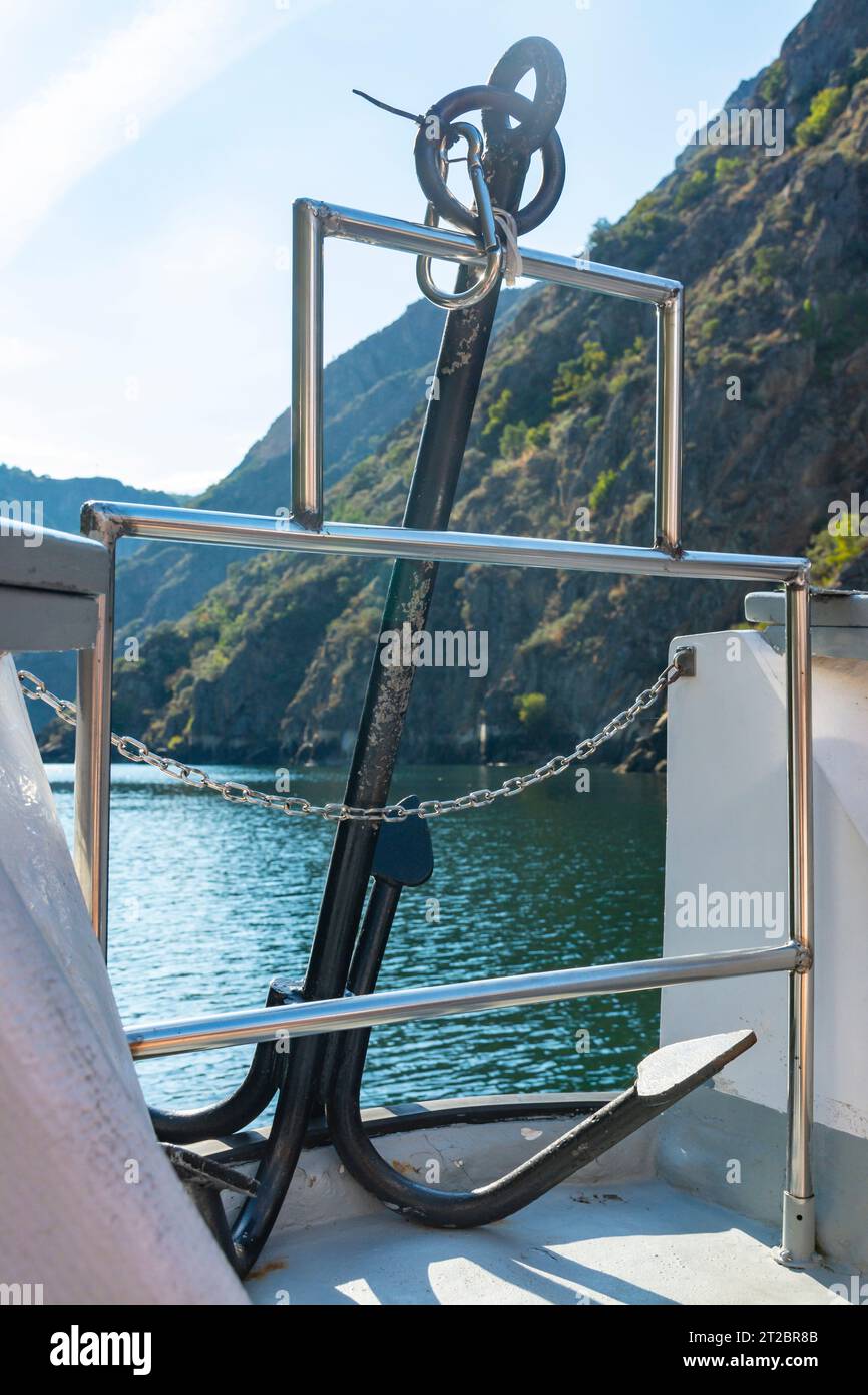 Ein Anker am Bug eines Touristenbootes in den Schluchten des Sil-Flusses, Orense, Spanien Stockfoto