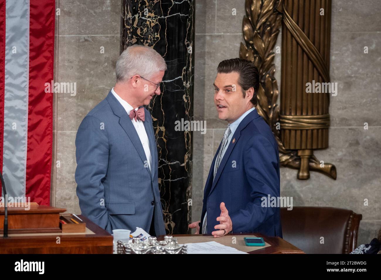 Sprecher des Repräsentantenhauses Pro Tem Patrick McHenry (Republikaner von North Carolina), links, spricht mit dem Repräsentanten der Vereinigten Staaten Matt Gaetz (Republikaner von Florida), rechts, in den Momenten vor der Abstimmung für den Sprecher des Repräsentantenhauses, im US-Kapitol in Washington, DC, Mittwoch, 18. Oktober, 2023. Das Repräsentantenhaus war ohne Redner, seit der Sprecher des Repräsentantenhauses Kevin McCarthy (Republikaner von Kalifornien) am 4. Oktober 2023 während einer Abstimmung, die von dem Repräsentanten der Vereinigten Staaten Matt initiiert wurde, aus der Sprechstunde entlassen wurde Stockfoto