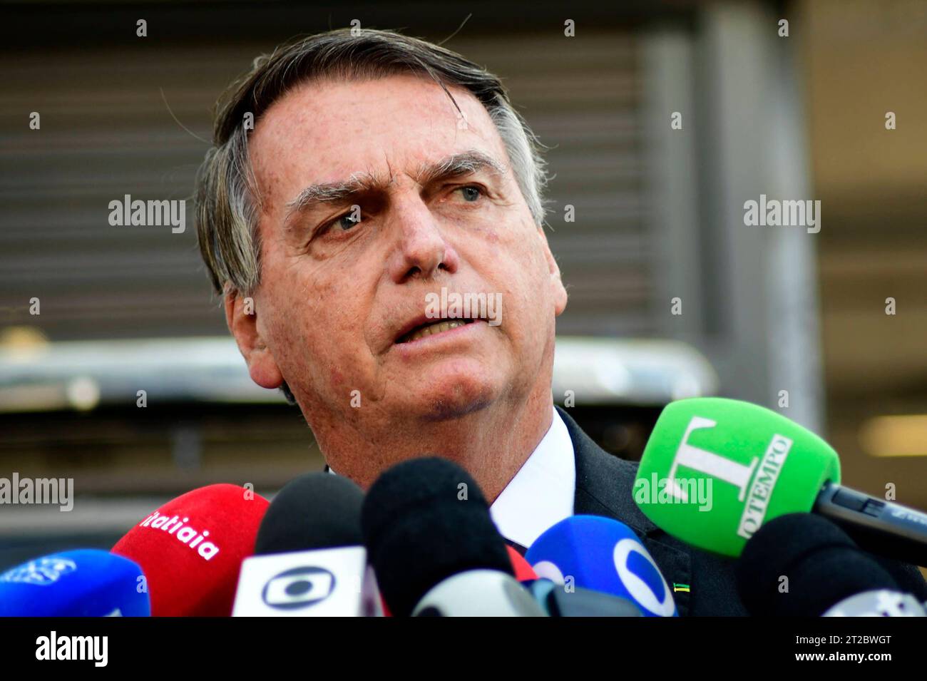 Brasilia DF, 10/18/2023 Bundespolizei/Jair Bolsonaro/Erklärung/Politik Brasilia DF, 10/18/2023 Bundespolizei/Jair Bolsonaro/Erklärung/Politik - der ehemalige Präsident Jair Messias Bolsonaro erschien am Nachmittag, um über die Verbreitung von Fake News in einer Gruppe mit WhatsApp-Geschäftsleuten auszusagen. Foto: Andre Violatti/ATO Press Brasilia DF, 18/2023 Bundespolizei/Jair Bolsonaro/Erklärung/Politik Brasilia Brasilien Copyright: XAndrexVIOLATTI/AtoxPressx Credit: Imago/Alamy Live News Stockfoto