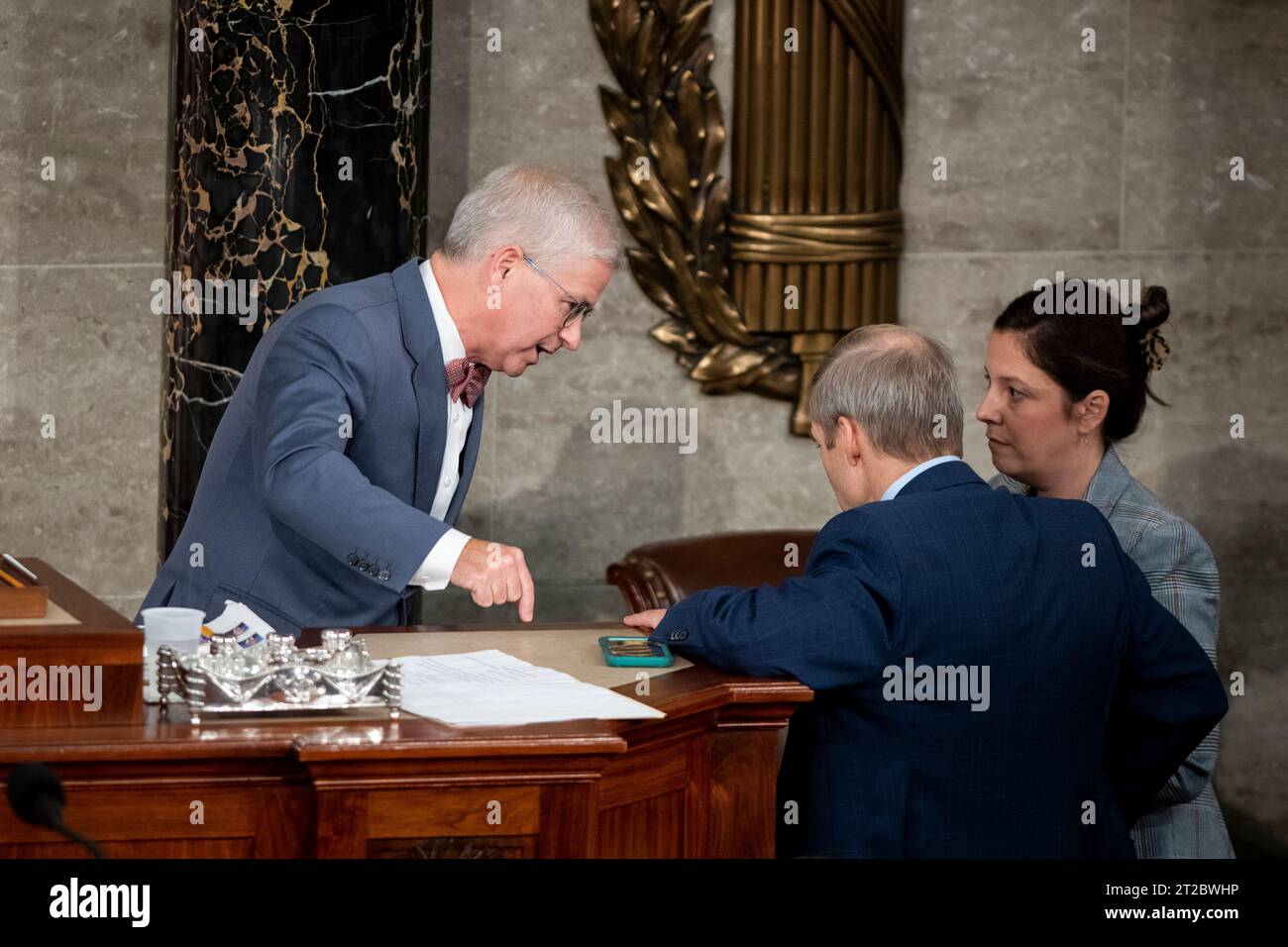 Sprecher des Repräsentantenhauses Pro Tem Patrick McHenry (Republikaner von North Carolina), links, spricht mit dem Kandidaten des Repräsentantenhauses Jim Jordan (Republikaner von Ohio), Zentrum, und die US-Abgeordnete Elise Stefanik (Republikanerin von New York), richtig, in den Momenten vor der Wahl des Präsidenten des Repräsentantenhauses, im US-Kapitol in Washington, DC, Mittwoch, 18. Oktober 2023. Das Repräsentantenhaus war ohne Redner, seit der Sprecher des Repräsentantenhauses der Vereinigten Staaten Kevin McCarthy (Republikaner von Kalifornien) von Kalifornien abgesetzt wurde Stockfoto