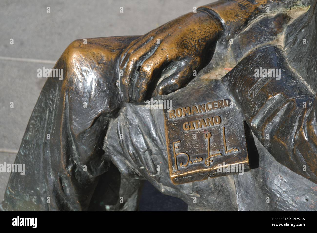 GRANADA, SPANIEN - 26. OKTOBER 2016: Detail aus der Statue des berühmten spanischen Dichters Federico Garcia Lorca in Granada. Stockfoto