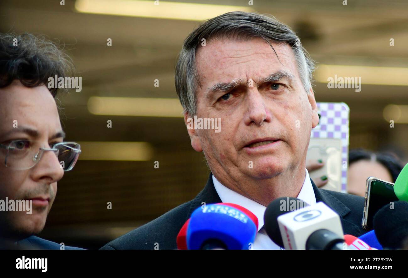 Brasilia DF, 10/18/2023 Bundespolizei/Jair Bolsonaro/Erklärung/Politik Brasilia DF, 10/18/2023 Bundespolizei/Jair Bolsonaro/Erklärung/Politik - der ehemalige Präsident Jair Messias Bolsonaro erschien am Nachmittag, um über die Verbreitung von Fake News in einer Gruppe mit WhatsApp-Geschäftsleuten auszusagen. Foto: Andre Violatti/ATO Press Brasilia DF, 18/2023 Bundespolizei/Jair Bolsonaro/Erklärung/Politik Brasilia Brasilien Copyright: XAndrexVIOLATTI/AtoxPressx Credit: Imago/Alamy Live News Stockfoto