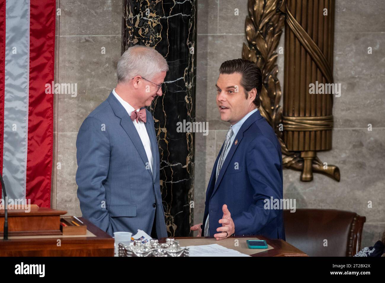 Sprecher des Repräsentantenhauses Pro Tem Patrick McHenry Republican of North Carolina, links, spricht mit dem Repräsentanten der Vereinigten Staaten Matt Gaetz, Republikaner von Florida, rechts, in den Momenten vor der Wahl des Präsidenten des Repräsentantenhauses, im US-Kapitol in Washington, DC, Mittwoch, 18. Oktober, 2023. Das Repräsentantenhaus war ohne Redner, seit der Sprecher des Repräsentantenhauses Kevin McCarthy Republican of California am 4. Oktober 2023 während einer Abstimmung, die von dem Repräsentanten der Vereinigten Staaten Matt Gaetz initiiert wurde, aus der Sprecherschaft entlassen wurde Stockfoto