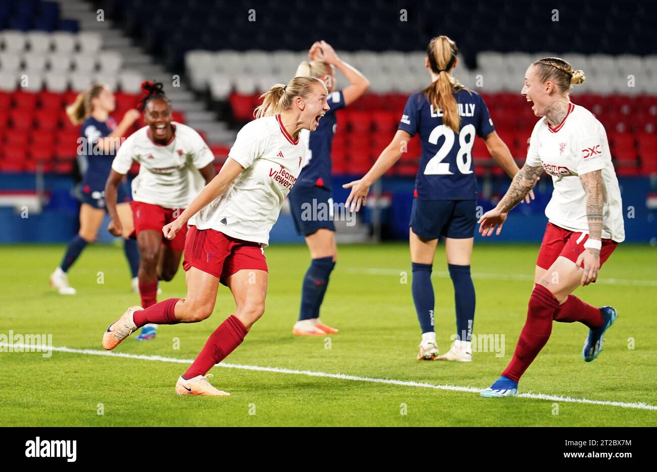 Lisa Naalsund von Manchester United feiert beim Qualifikationsspiel zur UEFA Women's Champions League im Parc des Princes in Paris, Frankreich, das erste Tor des Spiels. Bilddatum: Mittwoch, 18. Oktober 2023. Stockfoto