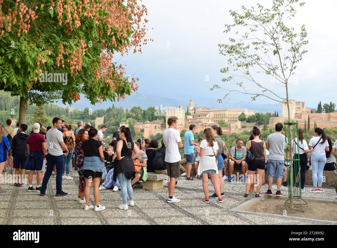 GRANADA, SPANIEN - 4. SEPTEMBER 2019: Blick auf Mirador de San Nicolas, ein öffentlicher Blickpunkt in Albaicin. Alhambra Palast im Hintergrund. Stockfoto