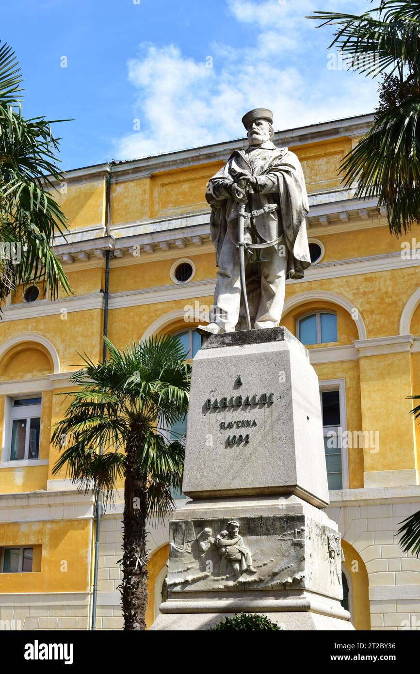 RAVENNA, ITALIEN - 10. SEPTEMBER 2019: Statue des italienischen Generals Giuseppe Garibaldi (1807–1882) auf dem Platz Piazza Giuseppe Garibaldi. Stockfoto