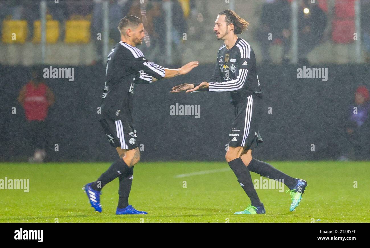 Calais, Frankreich. Oktober 2023. VCL's Yohan Cabaye und VCL's Romeo Elvis, fotografiert während eines Gala-Fußballspiels zwischen Variety Club France mit verschiedenen Persönlichkeiten und einer Mannschaft von Calais, für Les Pieces Jaunes Association, Mittwoch, den 18. Oktober 2023, in Calais, Frankreich. Belgian Hazard gab letzte Woche seinen Rücktritt bekannt. BELGA PHOTO VIRGINIE LEFOUR Credit: Belga News Agency/Alamy Live News Stockfoto Calais, Frankreich. Oktober 2023. VCL's Yohan Cabaye und VCL's Romeo Elvis, fotografiert während eines Gala-Fußballspiels zwischen Variety Club France mit verschiedenen Persönlichkeiten und einer Mannschaft von Calais, für Les Pieces Jaunes Association, Mittwoch, den 18. Oktober 2023, in Calais, Frankreich. Belgian Hazard gab letzte Woche seinen Rücktritt bekannt. BELGA PHOTO VIRGINIE LEFOUR Credit: Belga News Agency/Alamy Live News Stockfoto