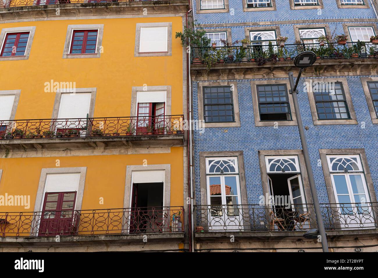 Farbenfrohe portugiesische Architektur mit Azulejo-Fliesen und schmiedeeisernen Balkonen im historischen Porto Stockfoto