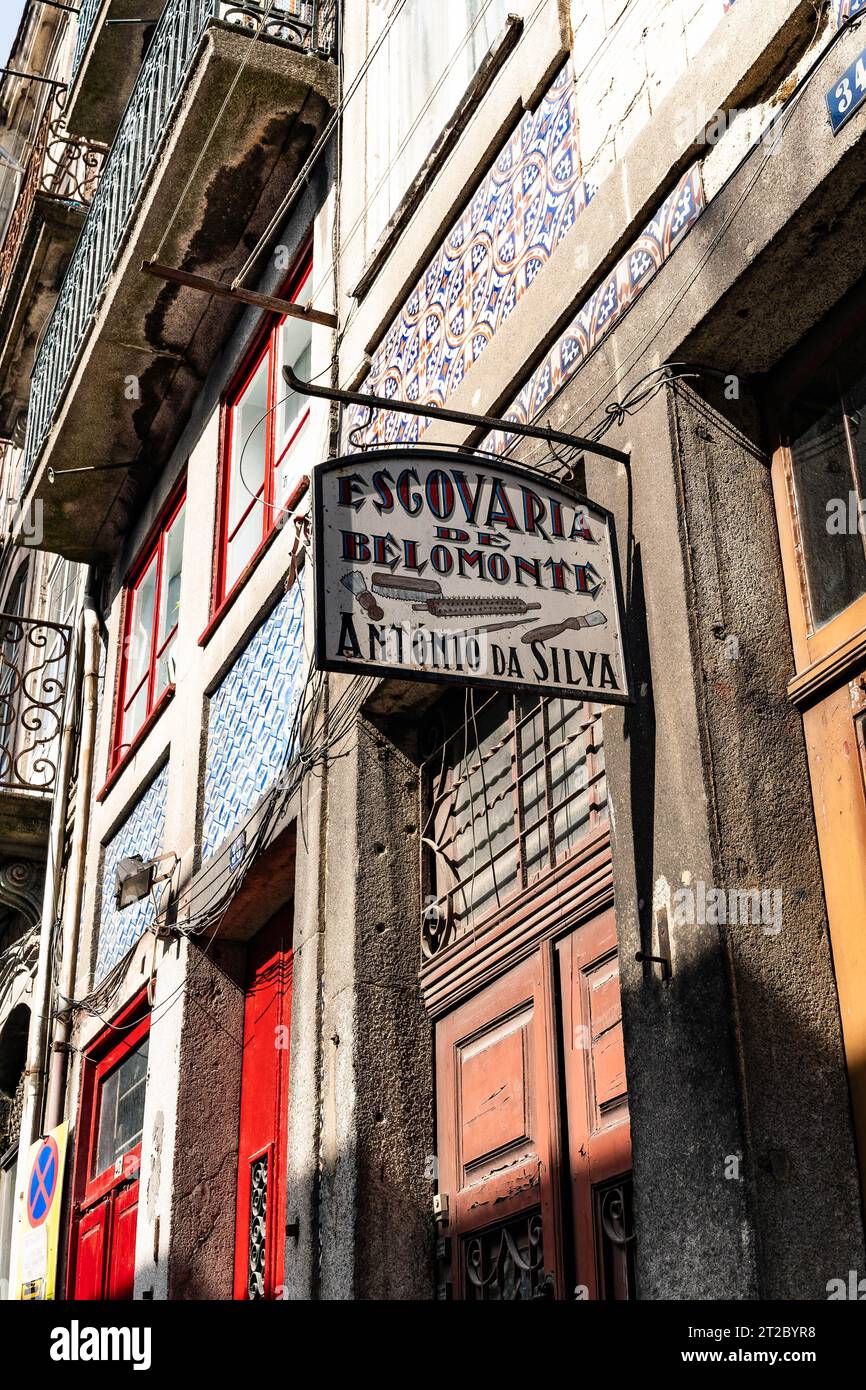 Traditionelles portugiesisches Schild mit Messerladen in der historischen Porto Straße mit Azulejo-Fliesen Stockfoto