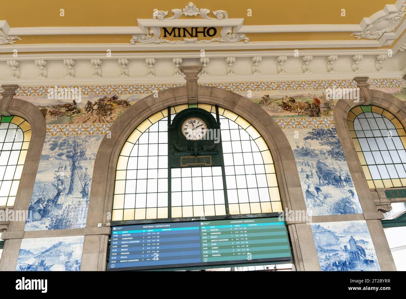 Historisches Inneres des Bahnhofs Minho mit traditionellen portugiesischen Azulejo-Fliesen und kunstvoller Architektur Stockfoto