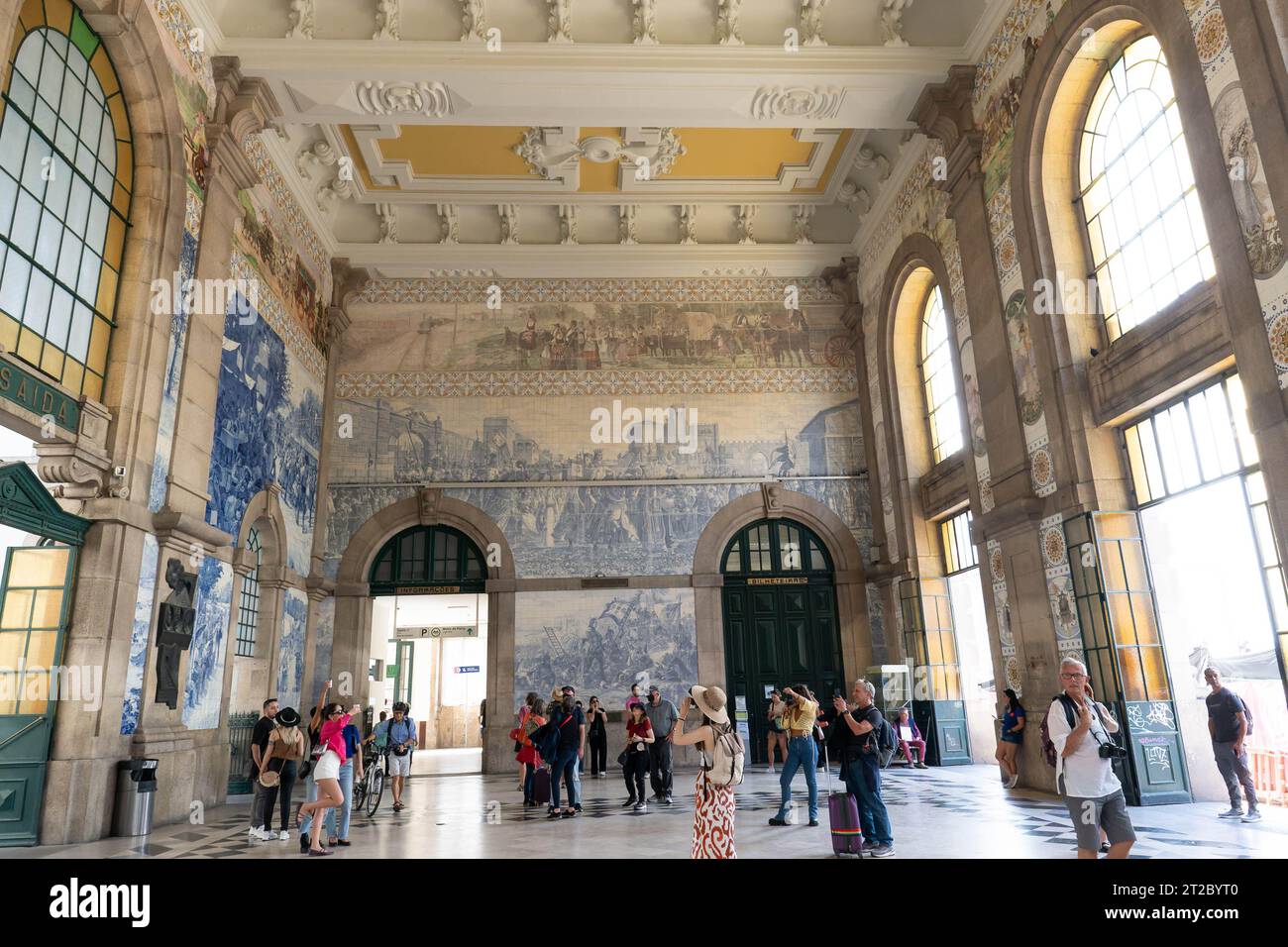 Historisches Bahnhofsinnere mit Azulejo-Fliesen und kunstvoller Architektur in Porto Stockfoto