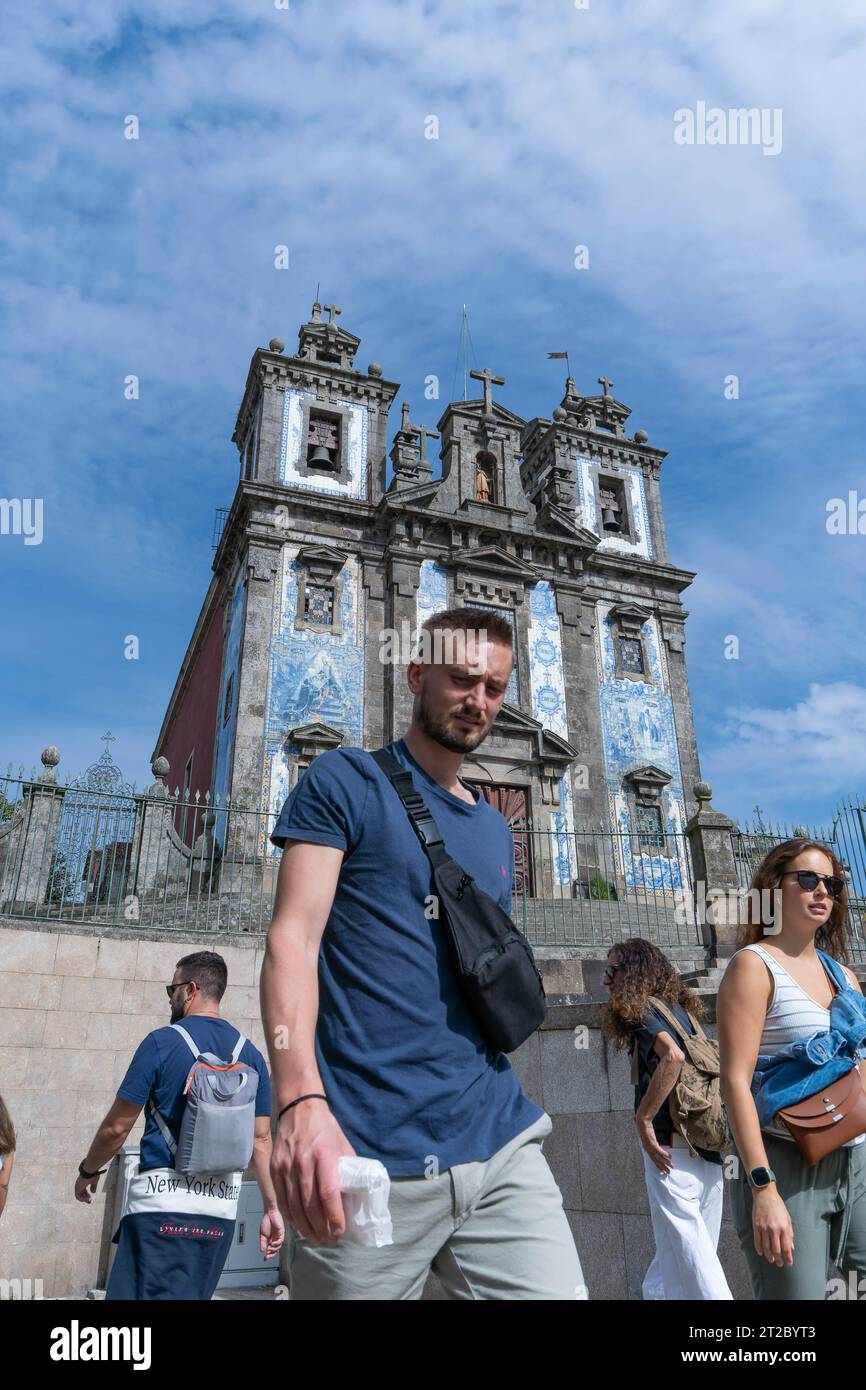 Touristen besuchen das historische Igreja de Santo Ildefonso mit kunstvollen blauen Azulejo-Fliesen in Porto Stockfoto
