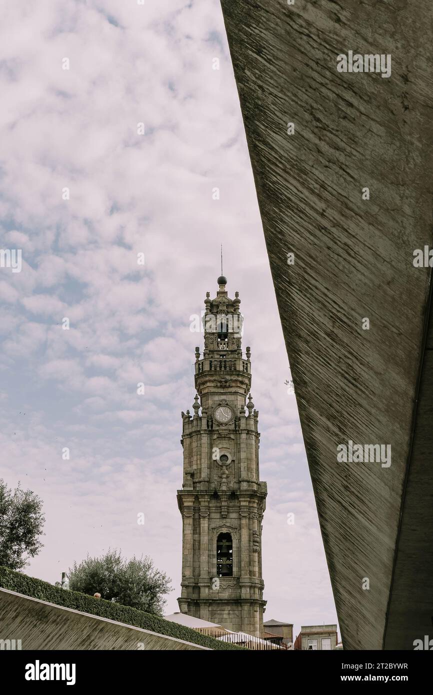 Verzierter Uhrenturm im historischen Zentrum von Porto, Portugal Stockfoto