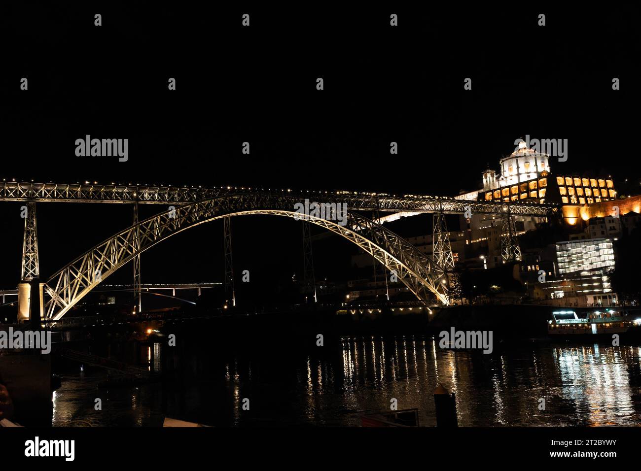 Nächtlicher Blick auf die berühmte Brücke Dom Luis I in Porto, Portugal Stockfoto